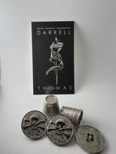 Load image into Gallery viewer, Hammered Silver Metal Skull &amp; Crossbones Button
