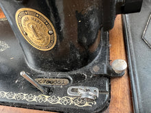 Load image into Gallery viewer, Vintage Singer Model #15 Sewing machine and Wooden Case