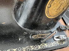 Load image into Gallery viewer, Vintage Singer Model #15 Sewing machine and Wooden Case