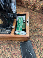 Load image into Gallery viewer, Vintage Singer Model #15 Sewing machine and Wooden Case