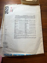 Load image into Gallery viewer, Vintage Vogue #2423  Size 10