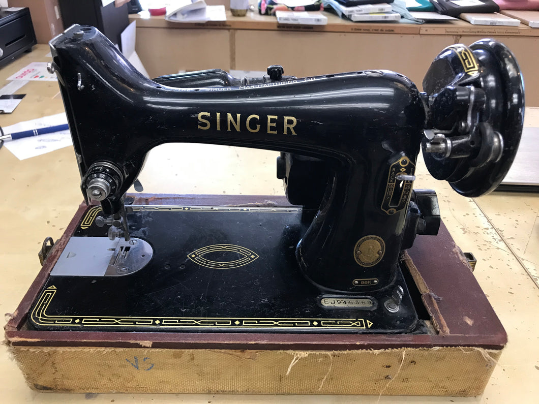 Vintage Singer Sewing Machine $40.00