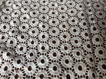 Load image into Gallery viewer, Vintage Circle Lace.    1/4 Metre Price