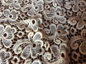 Vintage Ecru Floral Guipure Lace.    1/4 Metre Price