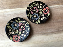 Load image into Gallery viewer, Black Poppy Garden Coconut Shell Button.   Price per Button